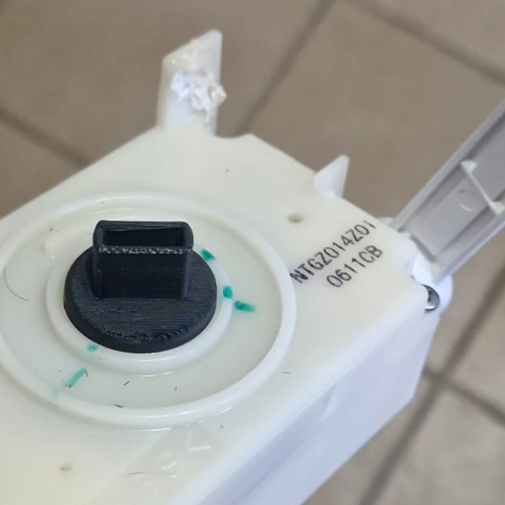 Programmateur d'appareil électroménager équipé d'un axe noir imprimé en 3D, en remplacement de la pièce d'origine.